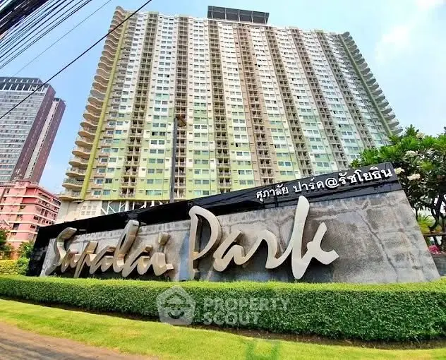 Stunning high-rise building exterior with lush greenery at Supalai Park.