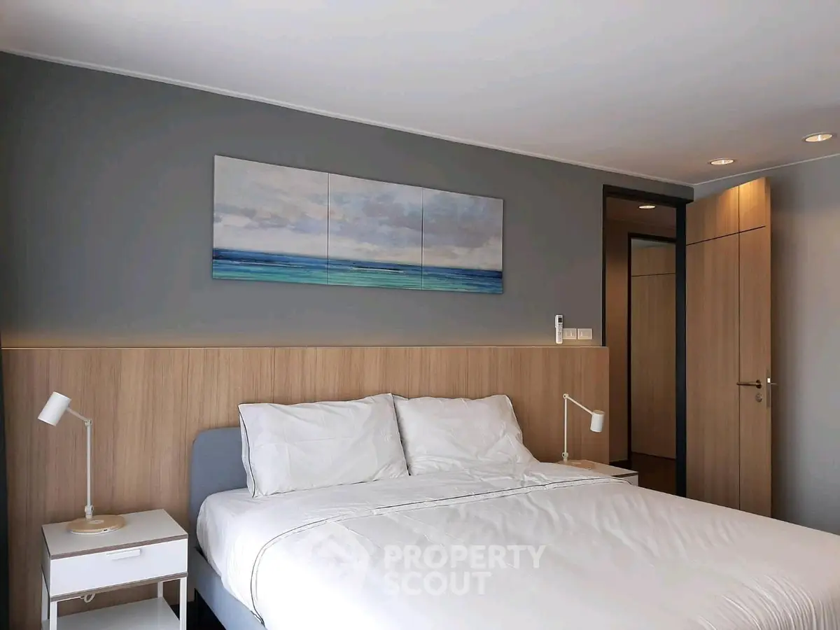 Modern bedroom with stylish decor and cozy ambiance, featuring a comfortable bed and elegant lighting.