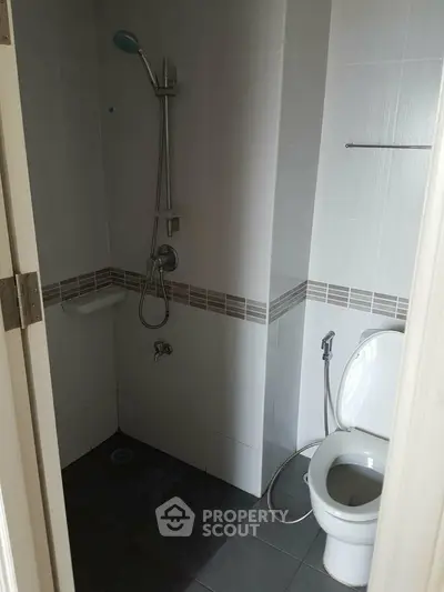  1 Bedroom Condo at Lumpini Place Srinakarin Huamak-4