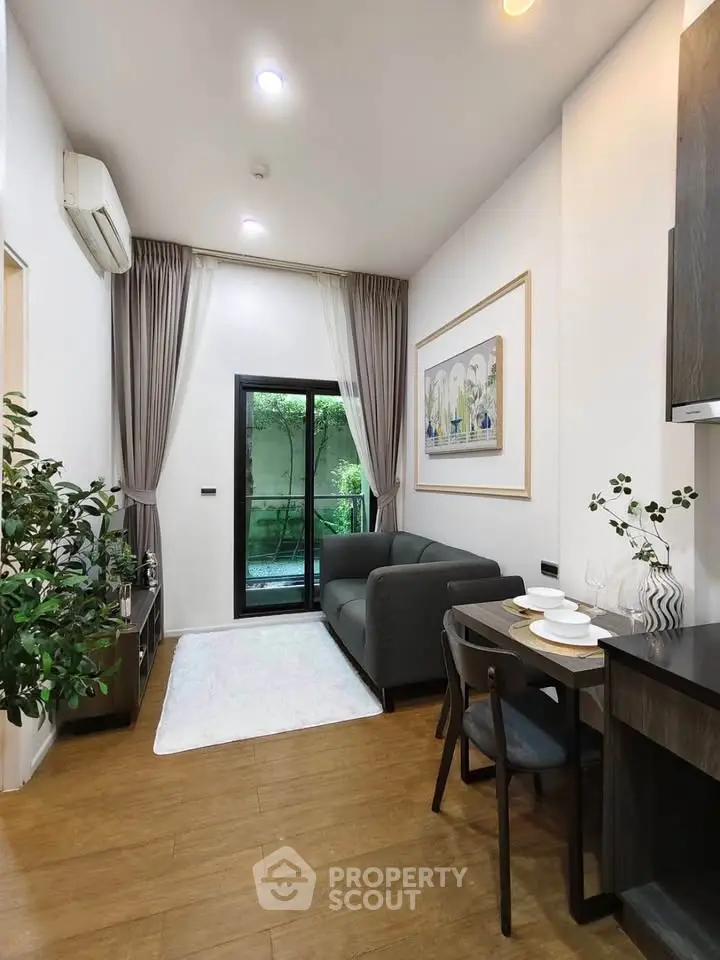 Modern living room with garden view, featuring sleek furniture and elegant decor.