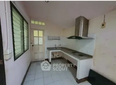 Compact kitchen with closed layout and modern range hood