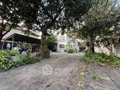 Charming suburban house with spacious garden and driveway, perfect for family living.