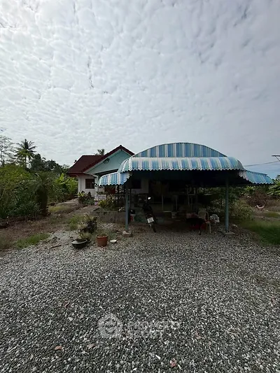 Charming rural property with a cozy house and spacious outdoor area, perfect for nature lovers.