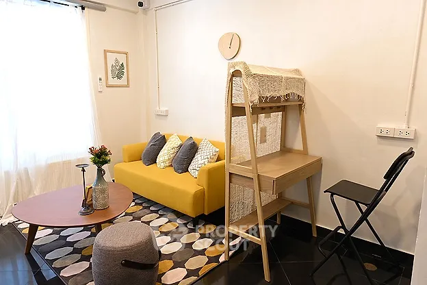 Fully Furnished 2 Bedrooms Apartment Livingroom