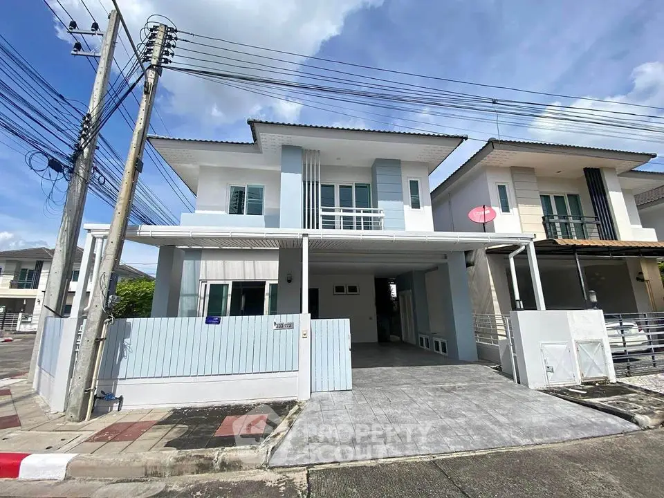 Modern two-story house with spacious driveway and contemporary design