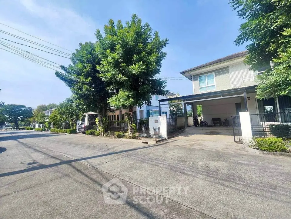 Charming suburban home with spacious driveway and lush greenery in a peaceful neighborhood.