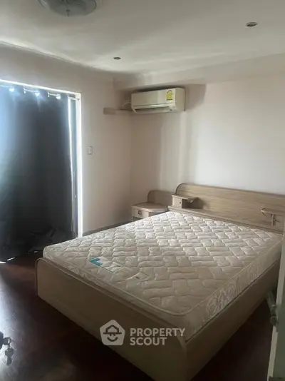Cozy bedroom with air conditioning and natural light, perfect for relaxation and comfort.