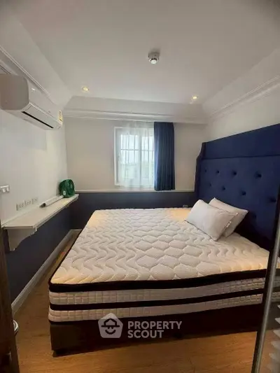 Cozy bedroom with modern decor and large bed, perfect for relaxation.