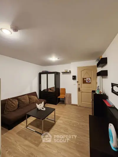 Cozy living room with modern furniture and wooden flooring, ideal for relaxation and entertainment.