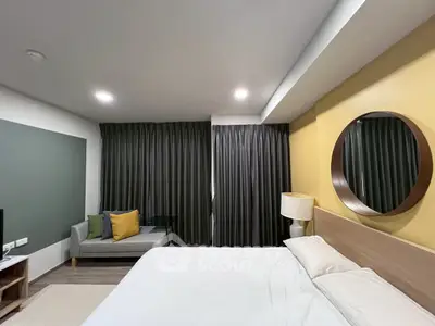 Modern bedroom with stylish decor and cozy ambiance, featuring a comfortable bed and elegant lighting.