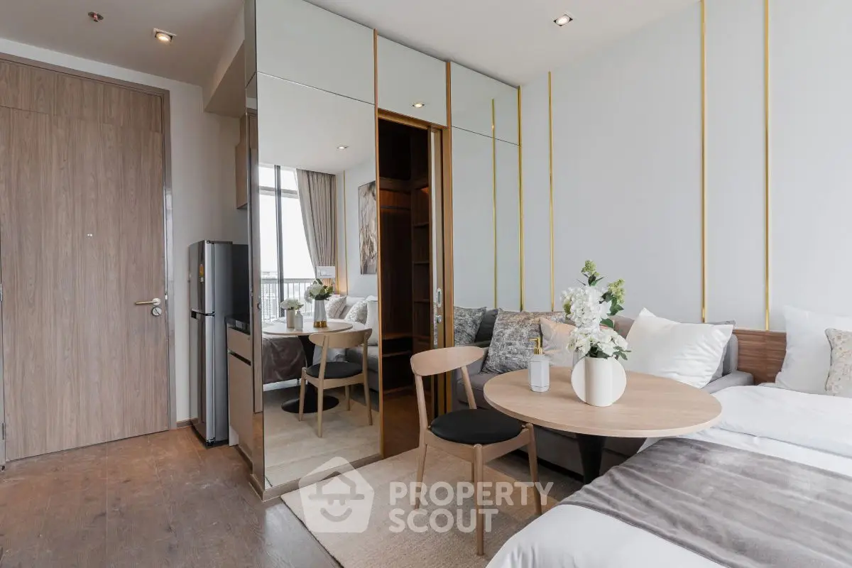 Modern living room with mirrored wall and cozy seating area, perfect for relaxation.