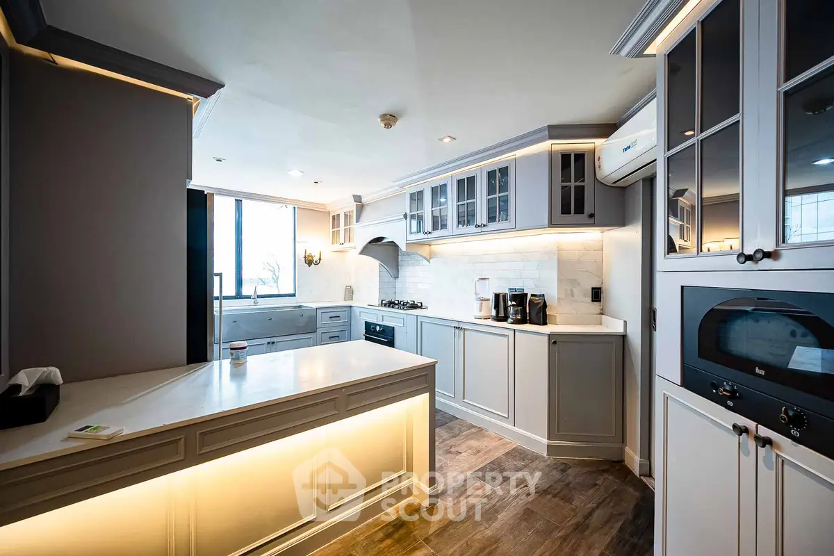 Luxurious modern kitchen with sleek cabinetry and high-end appliances, perfect for gourmet cooking.