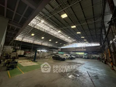 Spacious industrial warehouse with high ceilings and ample parking space
