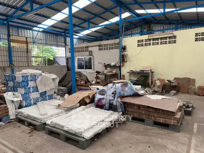Spacious industrial warehouse with ample storage space and high ceilings, ideal for business operations.