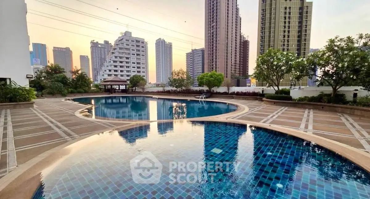 Luxurious urban swimming pool with stunning cityscape views at sunset, perfect for relaxation and leisure.
