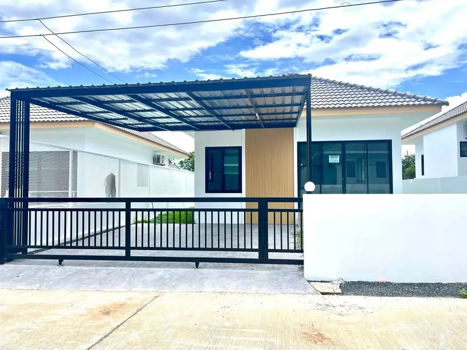 Modern single-story house with carport and sleek design in a serene neighborhood.