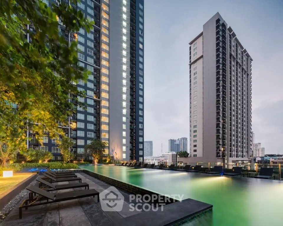 Luxurious high-rise apartment with stunning pool and city view