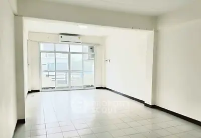 Spacious unfurnished room with large windows and balcony access, perfect for customization.