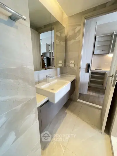 Modern bathroom with sleek design and spacious layout in a luxury apartment.
