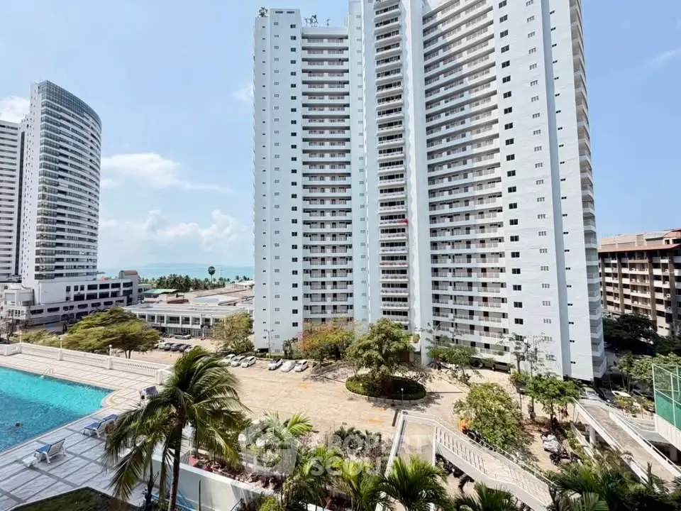 Stunning beachfront high-rise with pool and ocean views