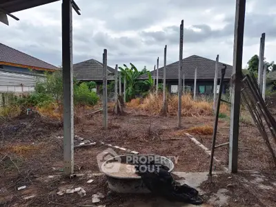 Vacant land with construction potential in a residential area, surrounded by houses and greenery.