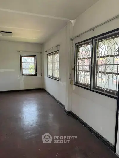 Spacious room with large windows and natural light, ideal for customization.