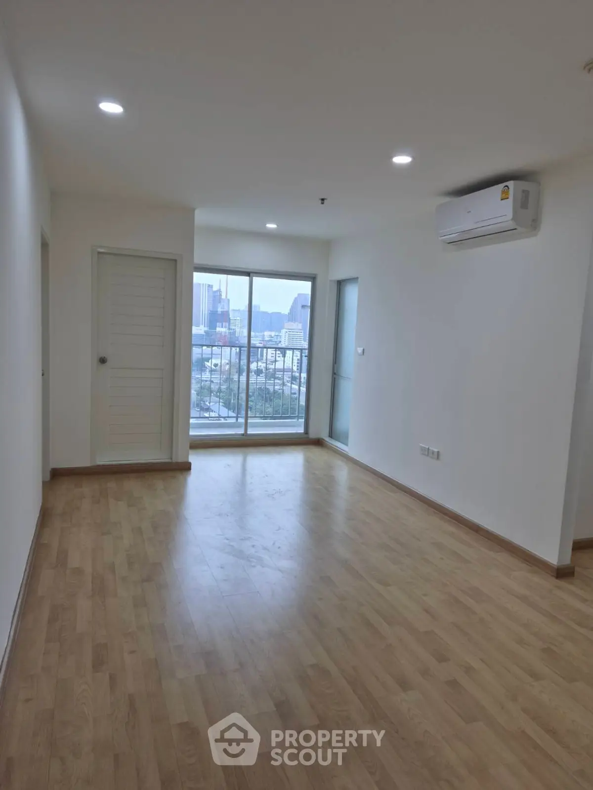 Spacious unfurnished living room with city view and air conditioning
