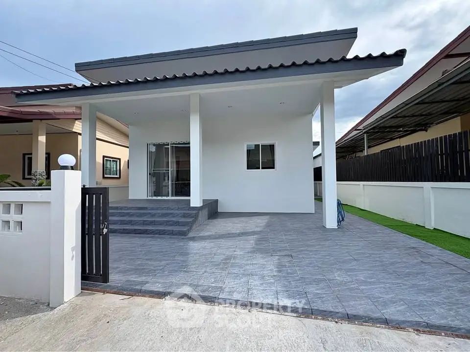 Modern single-story house with sleek design and spacious driveway