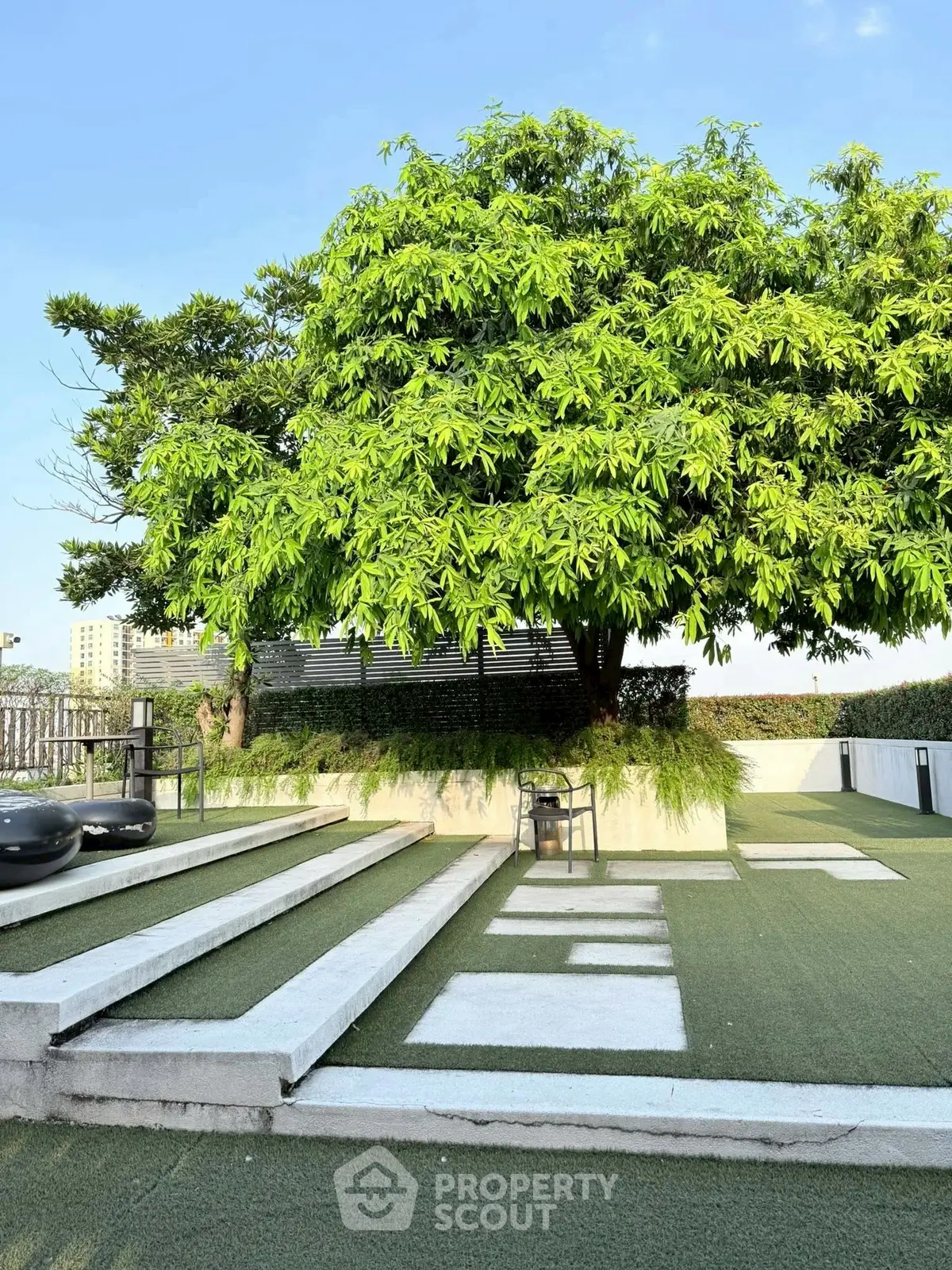 Stunning rooftop garden with lush greenery and modern design, perfect for relaxation and outdoor activities.