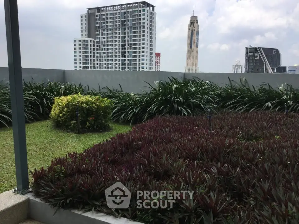 Stunning rooftop garden with city skyline views, perfect for relaxation and urban living.