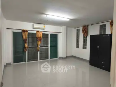 Spacious unfurnished living room with large windows and air conditioning