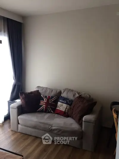 Cozy living room with stylish sofa and decorative pillows, perfect for relaxation and comfort.