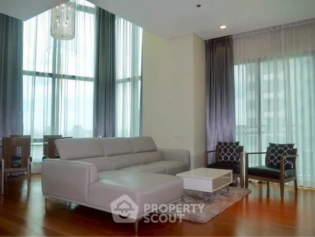 Luxurious living room with high ceilings and elegant furniture in a modern apartment.