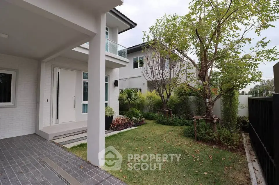 Charming modern home with lush garden and spacious outdoor area, perfect for relaxation and entertaining.