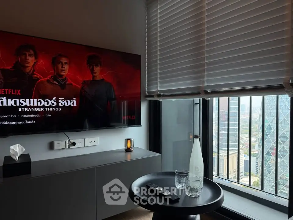 Modern living room with city view and Netflix on TV, perfect for relaxation.