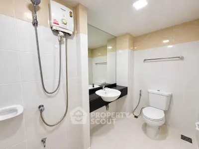 Modern bathroom with sleek fixtures and spacious layout in a contemporary apartment.