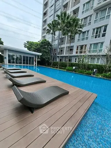 Luxurious apartment complex with stunning poolside and modern amenities.
