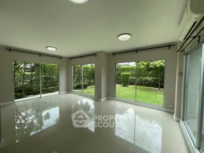 Spacious corner unit with large windows and garden view, perfect for natural light lovers.