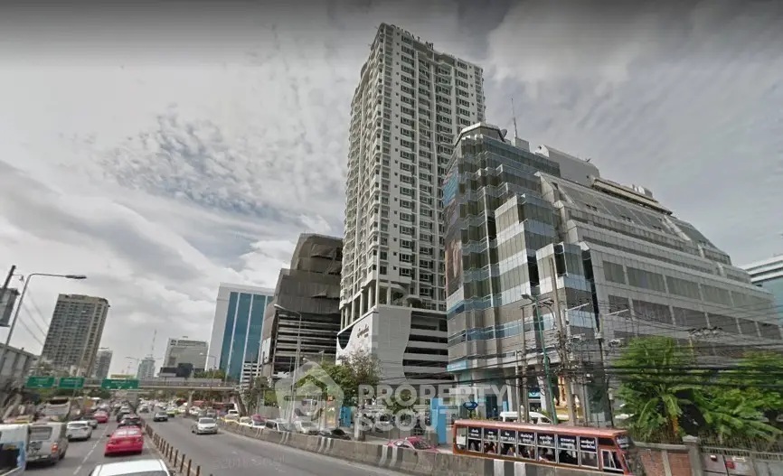 Stunning urban high-rise building with modern architecture in bustling cityscape.