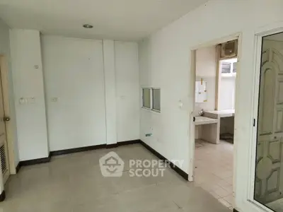 Spacious unfurnished room with adjacent bathroom, ideal for customization.