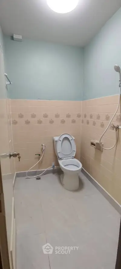 Spacious bathroom with modern fixtures and neutral tiles, ideal for comfort and functionality.