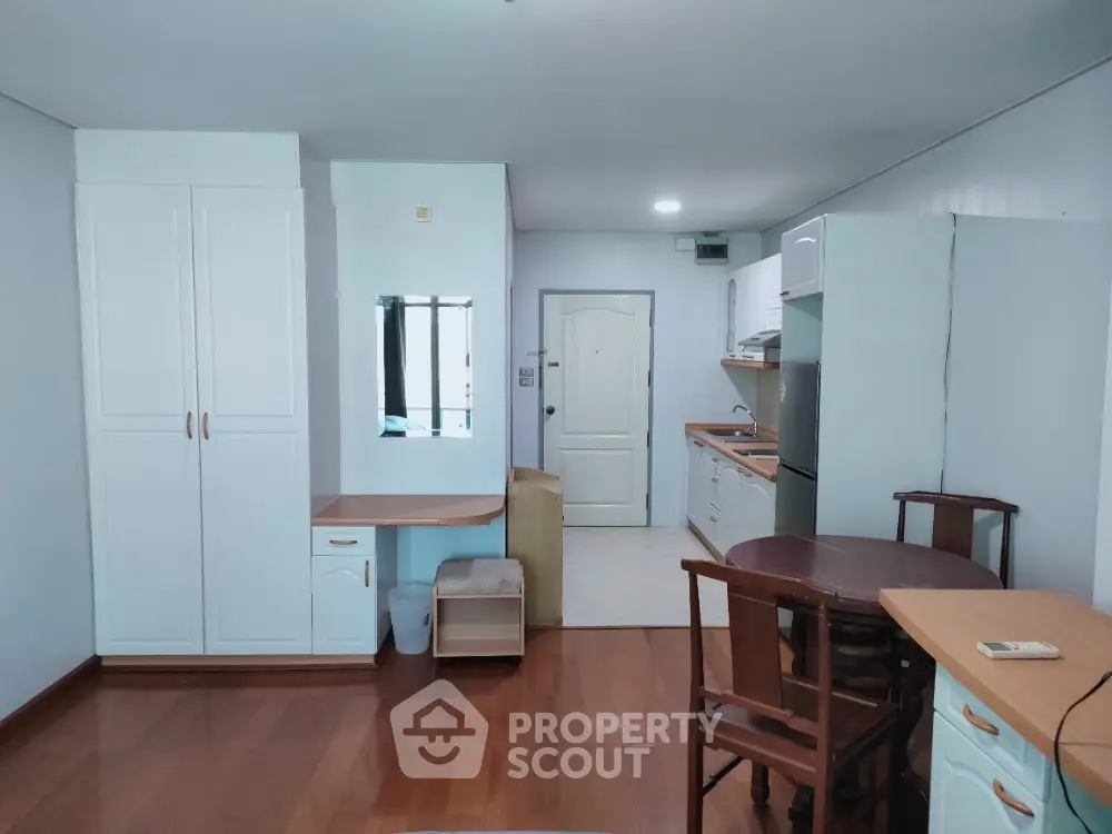 Spacious studio apartment with modern kitchen and wooden flooring