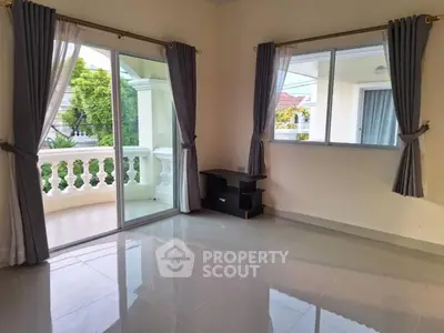 Bright empty room with large windows and balcony access, ideal for customization.