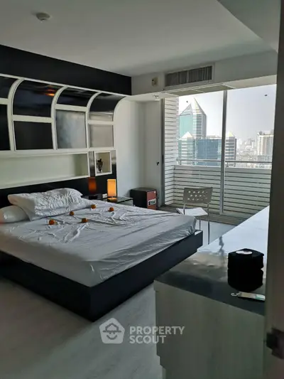 Fully Furnished 2 Bedrooms Condo at Supalai Park Phaholyothin-3