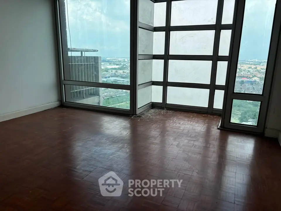 Spacious corner unit with floor-to-ceiling windows offering panoramic city views.
