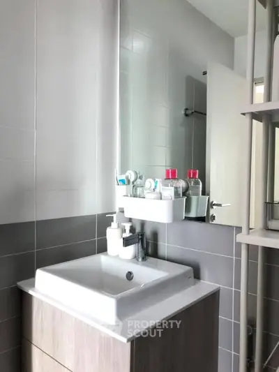 Fully Furnished 1 Bedroom Condo at Ideo Mobi Sathron-5
