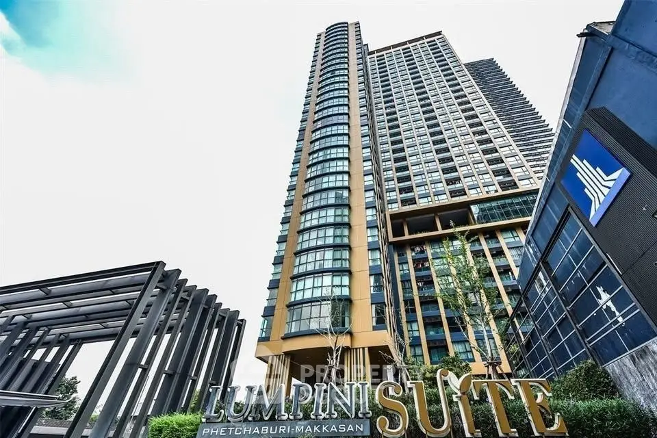 Stunning high-rise Lumpini Suite with modern architecture in vibrant Phetchaburi Makkasan area.