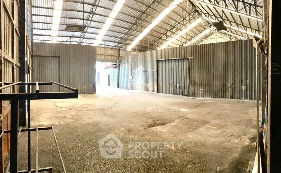 Spacious industrial warehouse with high ceilings and ample storage space
