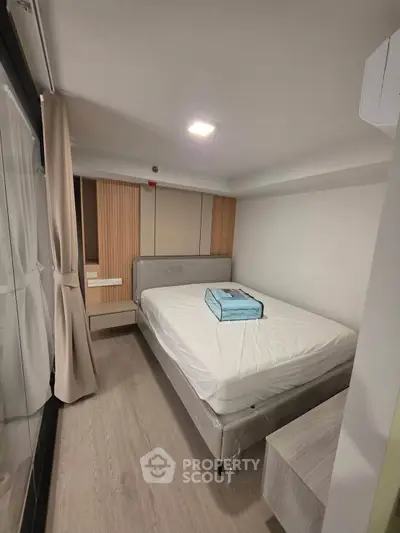 Modern bedroom with stylish decor and cozy ambiance, featuring a comfortable bed and elegant lighting.