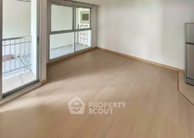 Spacious empty room with large windows and balcony access, perfect for customization.